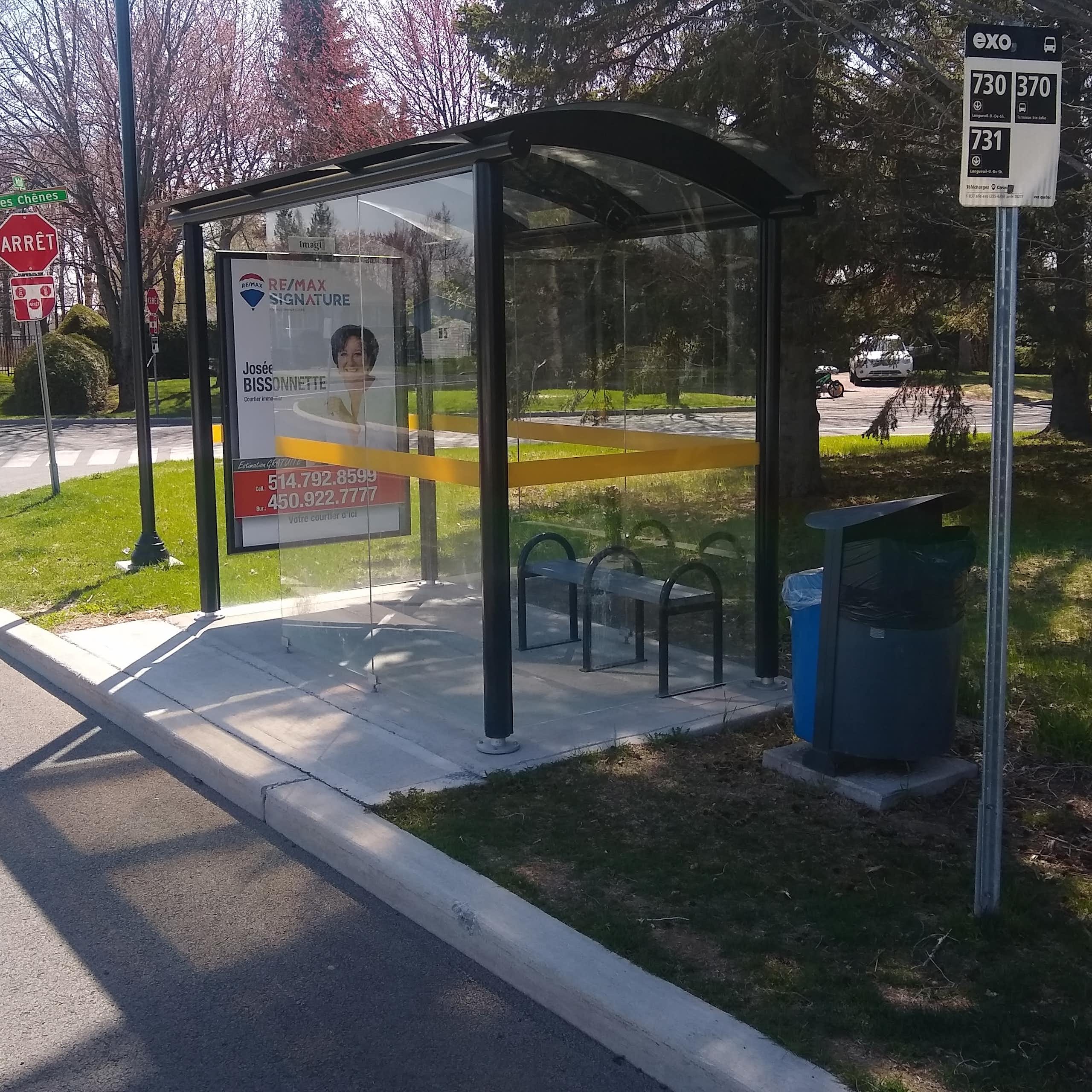 un arrêt de bus vide dans un quartier de banlieue