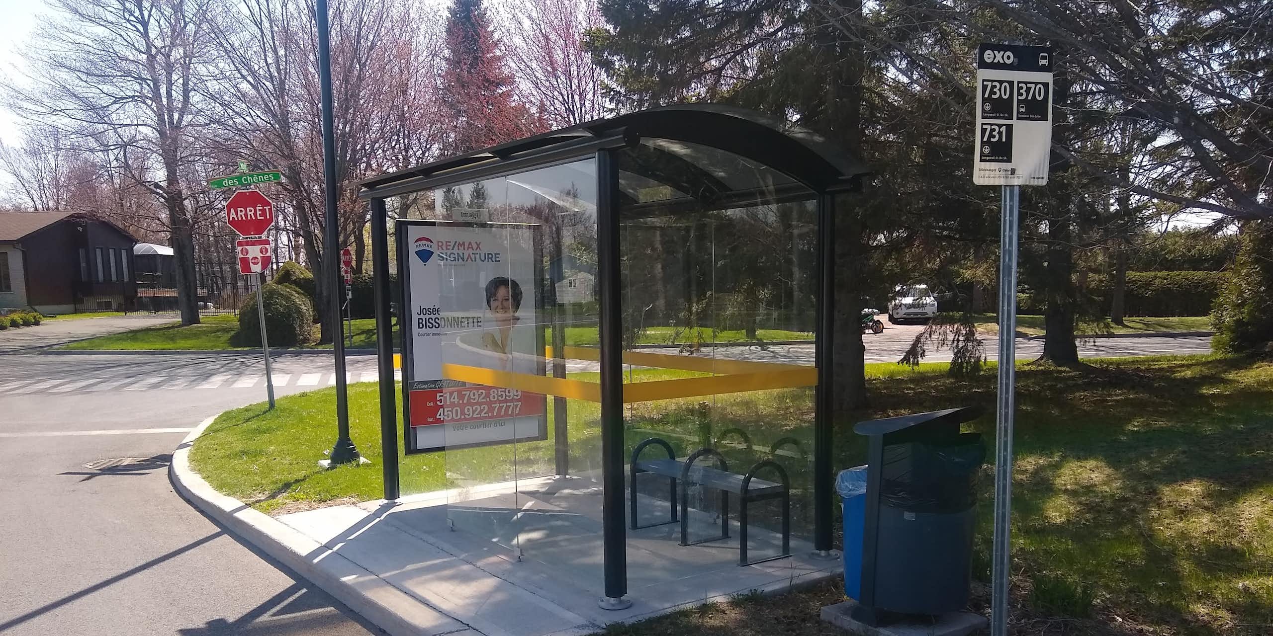 un arrêt de bus vide dans un quartier de banlieue