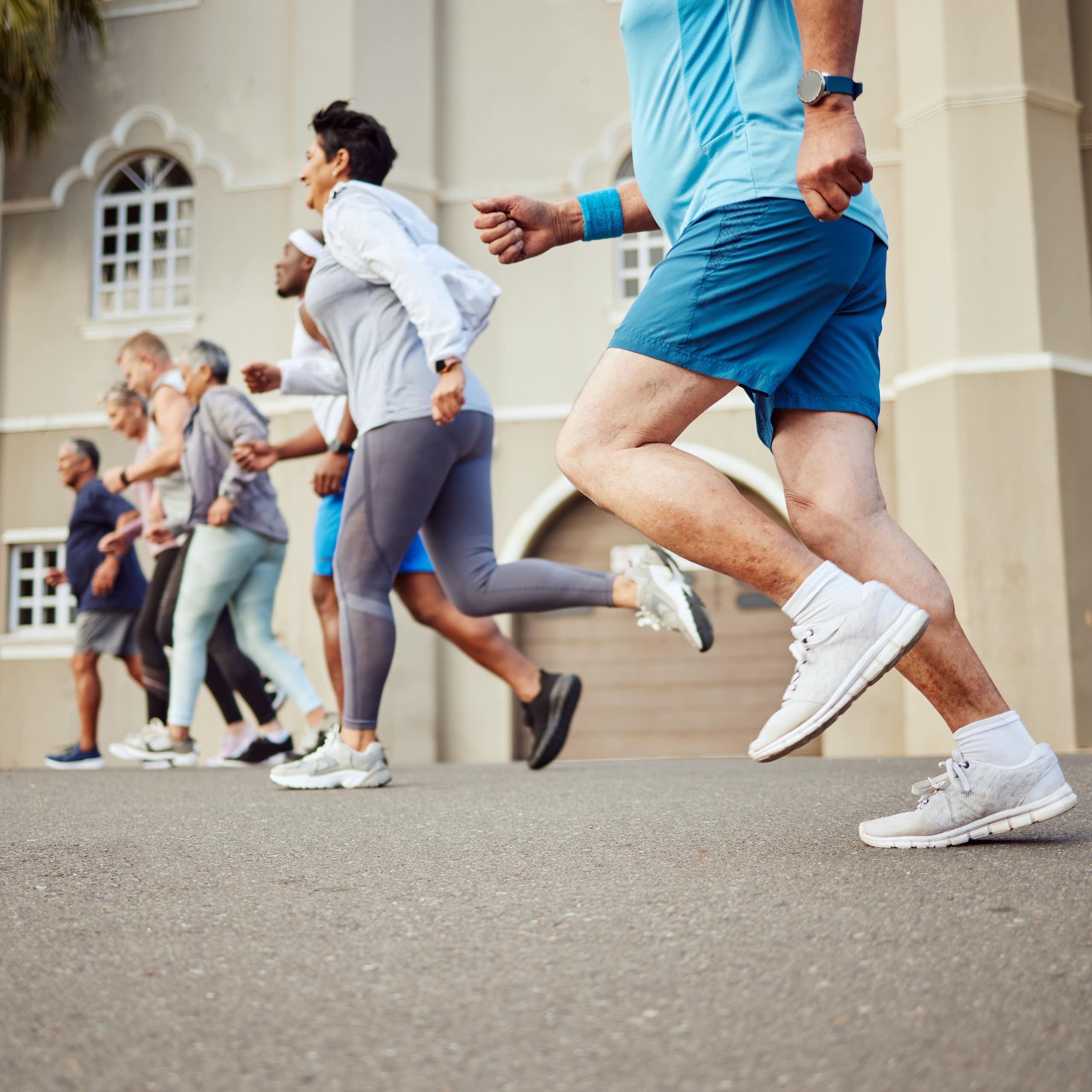 Des seniors en tenue de sport font une course sur le bitume.