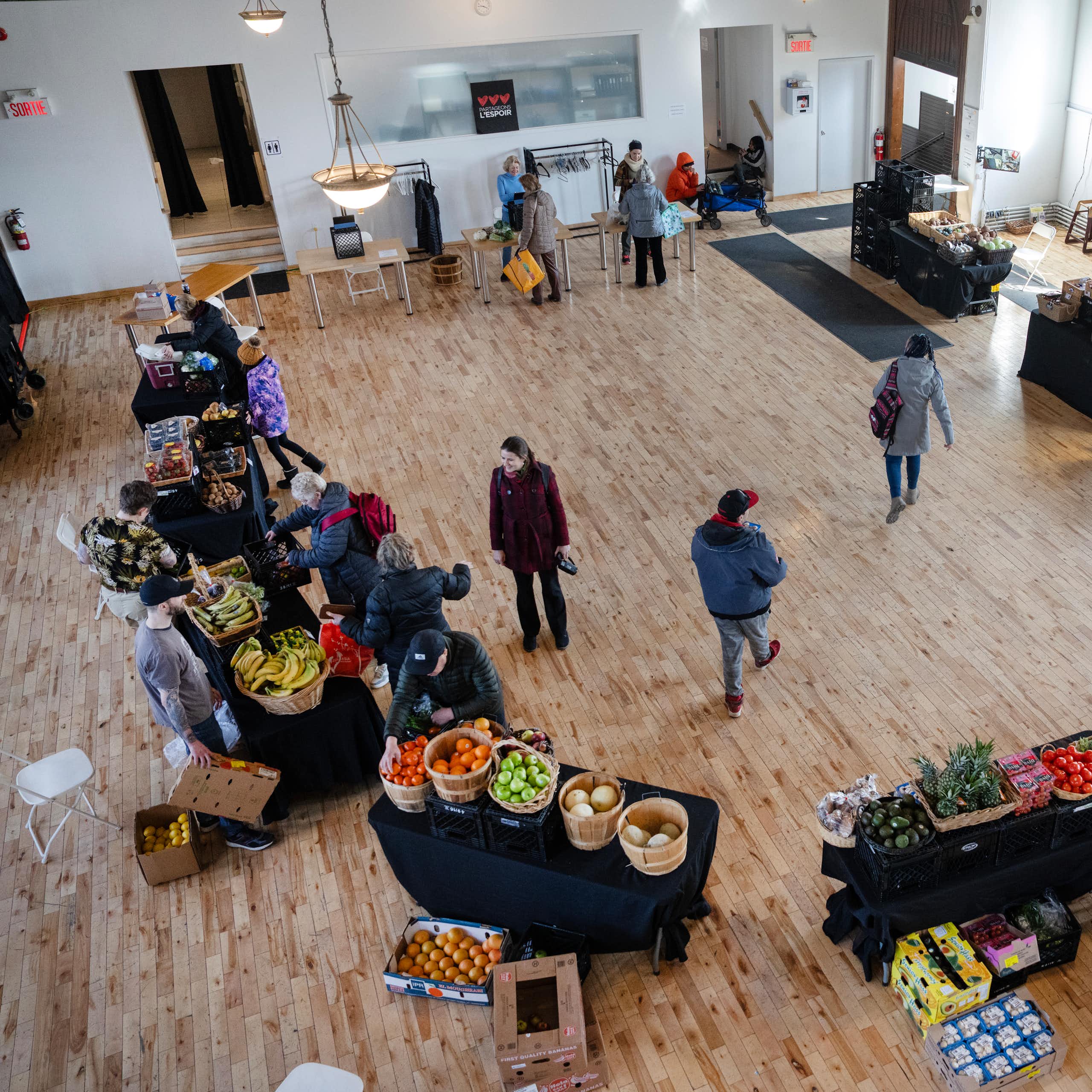 Vue aérienne d'un centre de distribution alimentaire