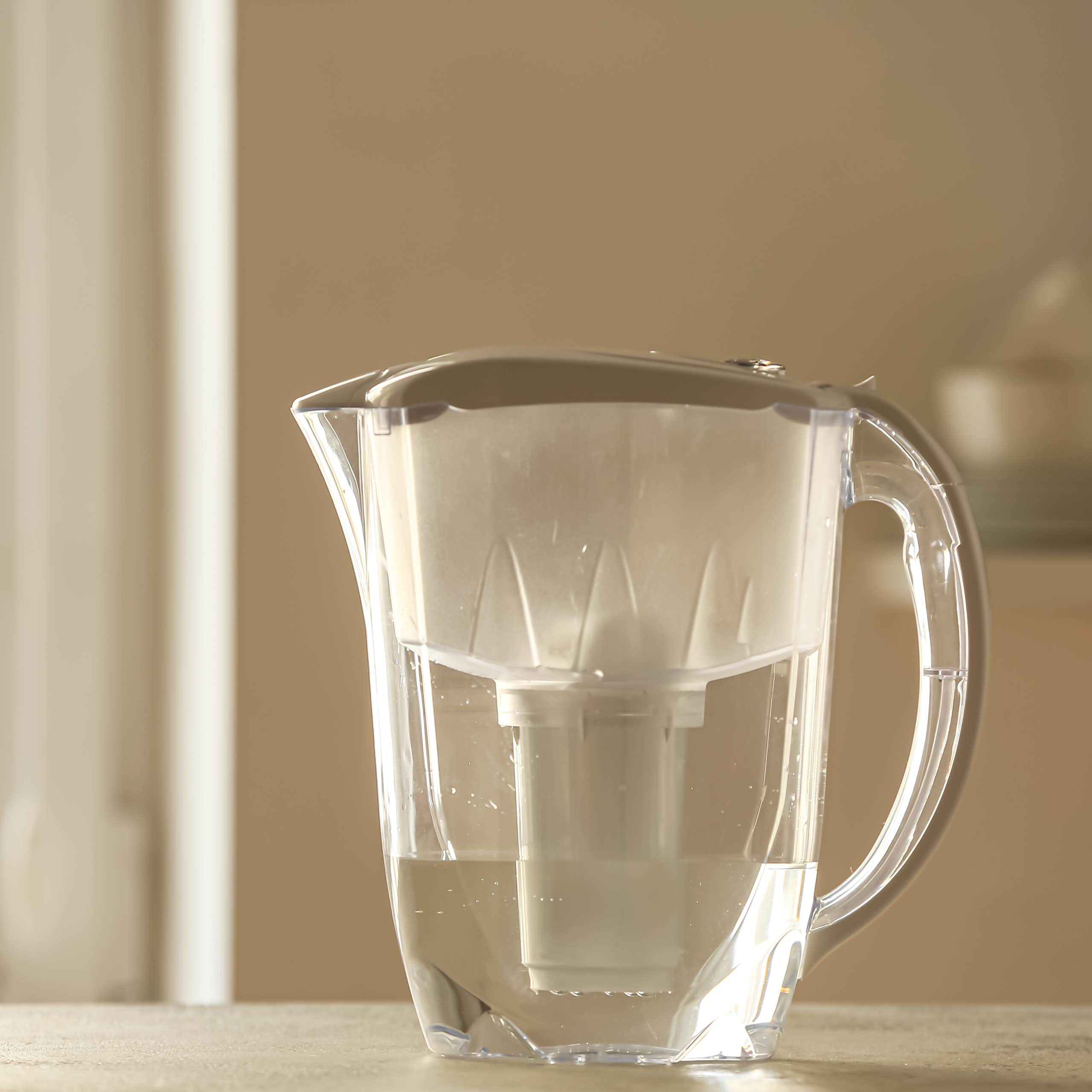 Un pichet d'eau sur un comptoir