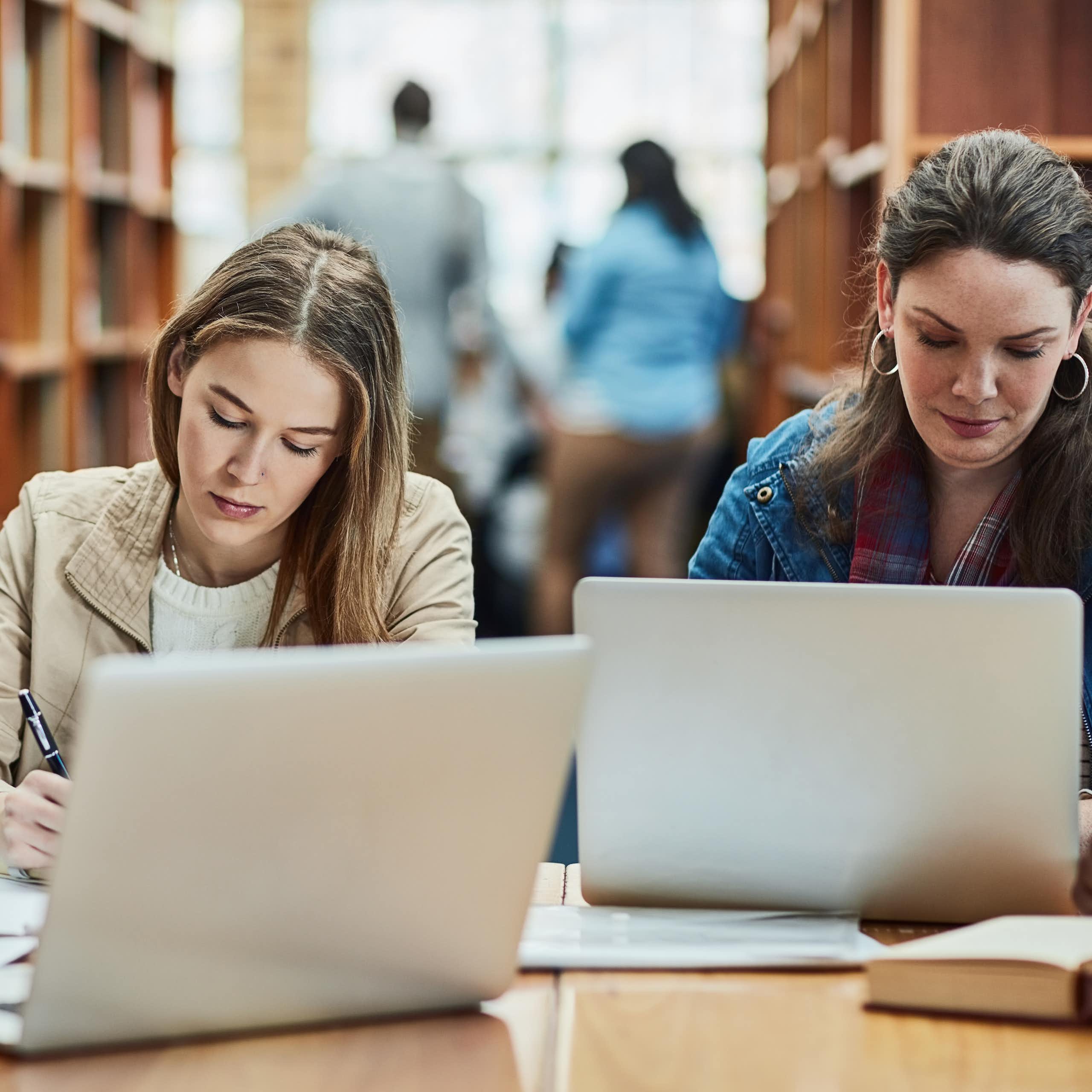 Trois jeunes étudient à la bibliothèque