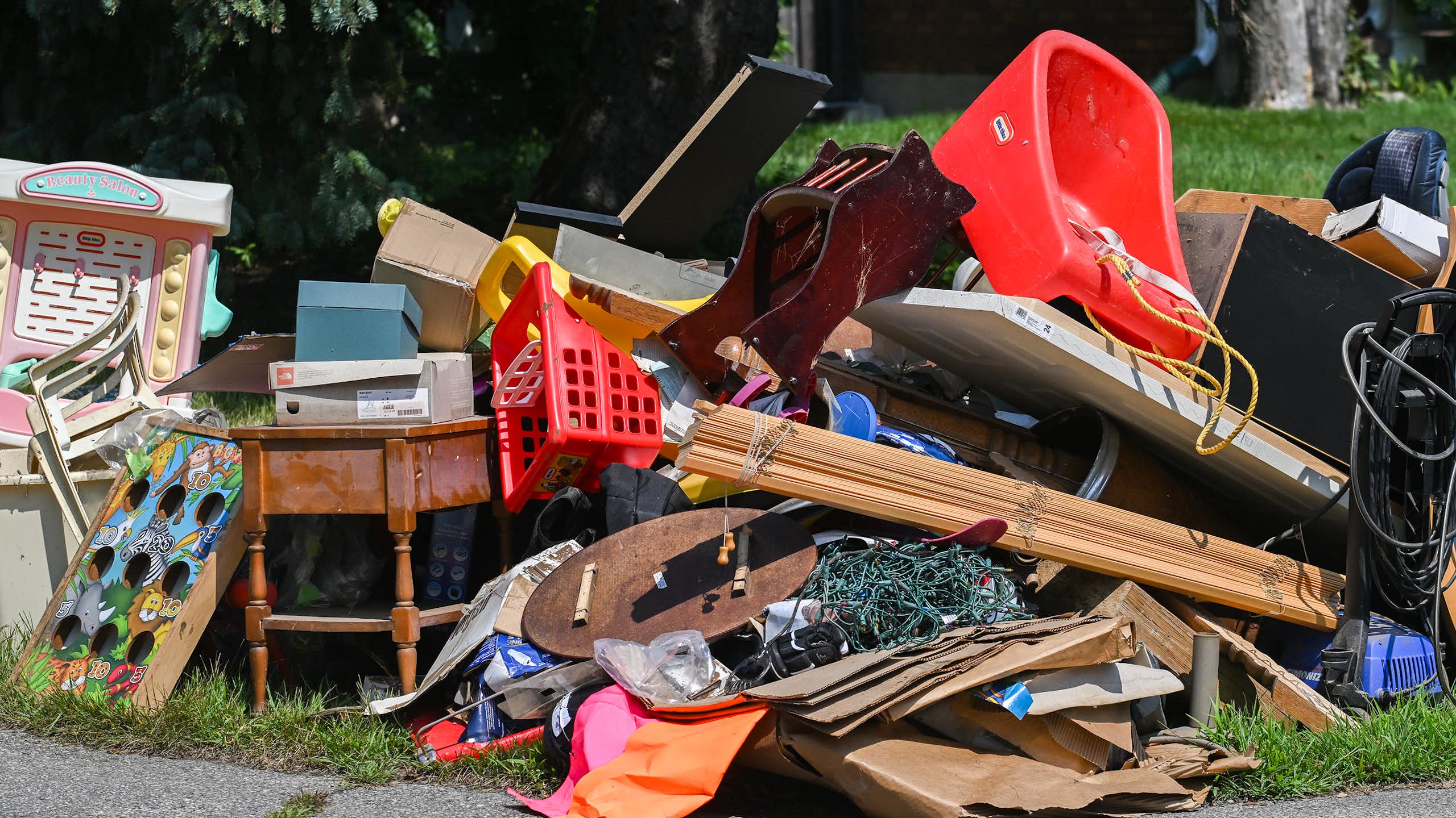 Des meubles et des articles ménagers gisent sur le terrain d'une maison