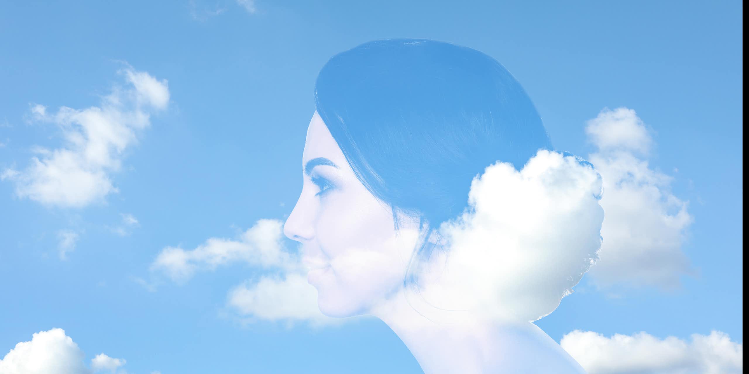 Une femme de profil dont on ne voit que le buste est dans les nuages.