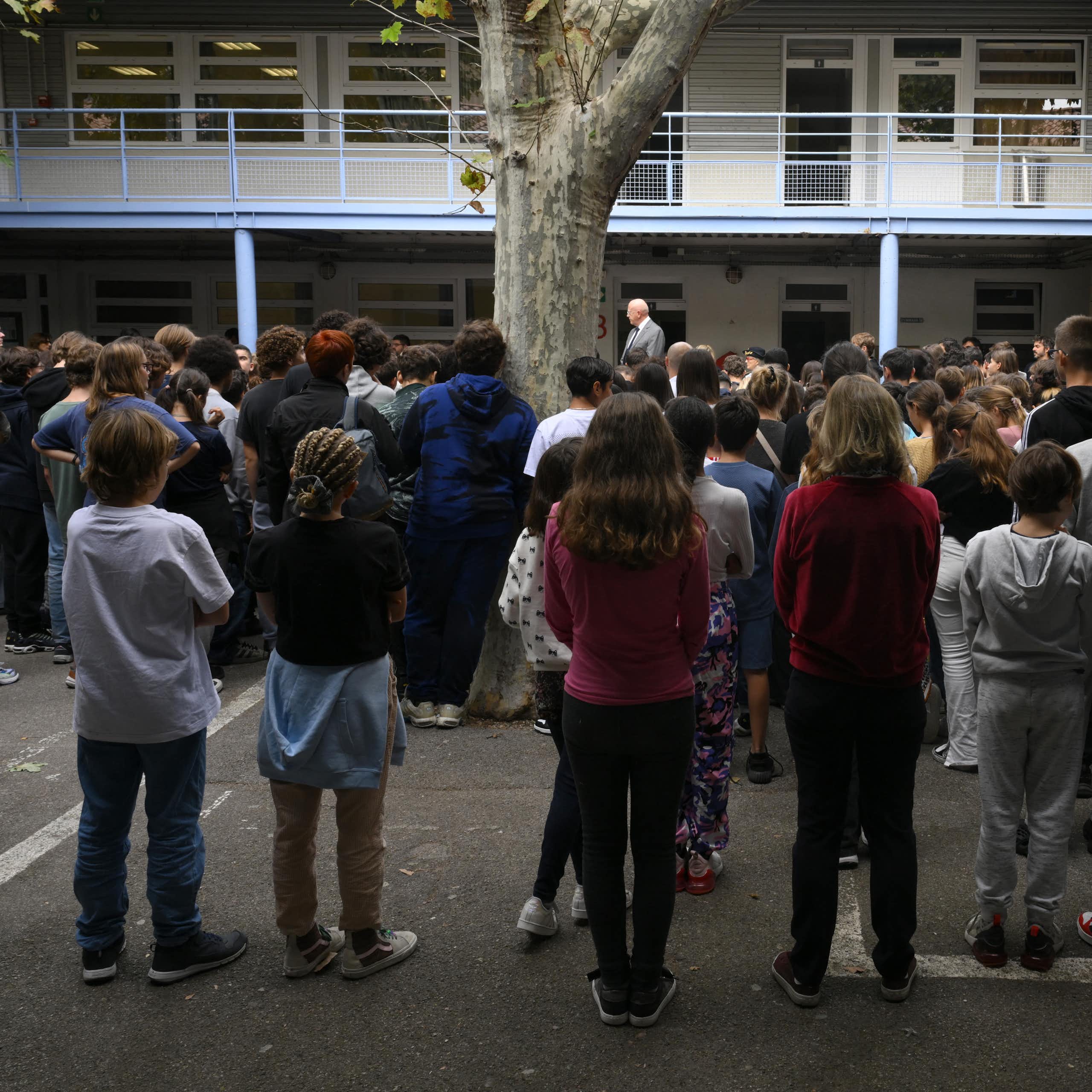 Minute de silence en hommage aux enseignants Samuel Paty et Dominique Bernard, au collège Gaston-Deferre à Marseille, en 2023.