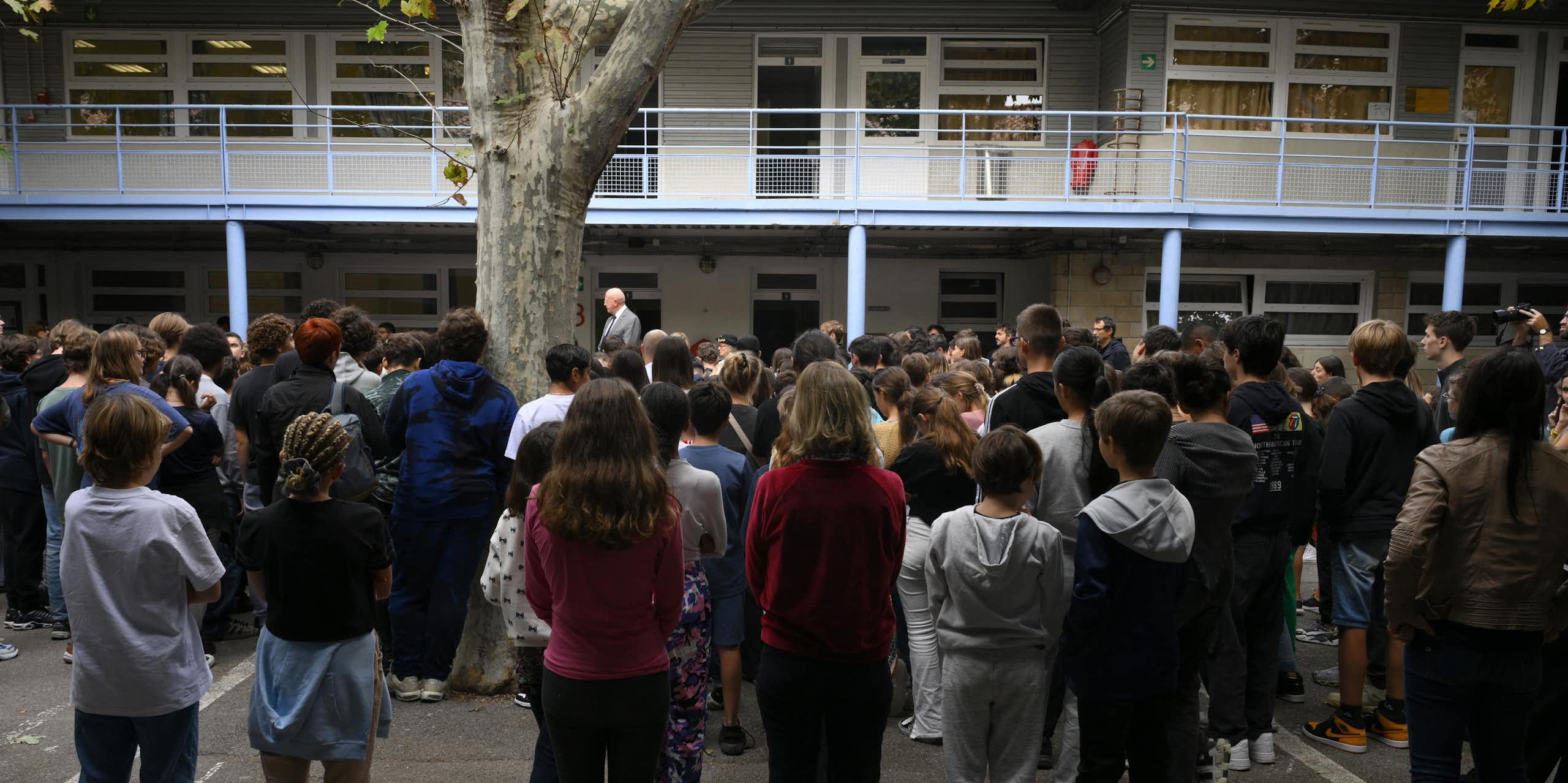 Minute de silence en hommage aux enseignants Samuel Paty et Dominique Bernard, au collège Gaston-Deferre à Marseille, en 2023.