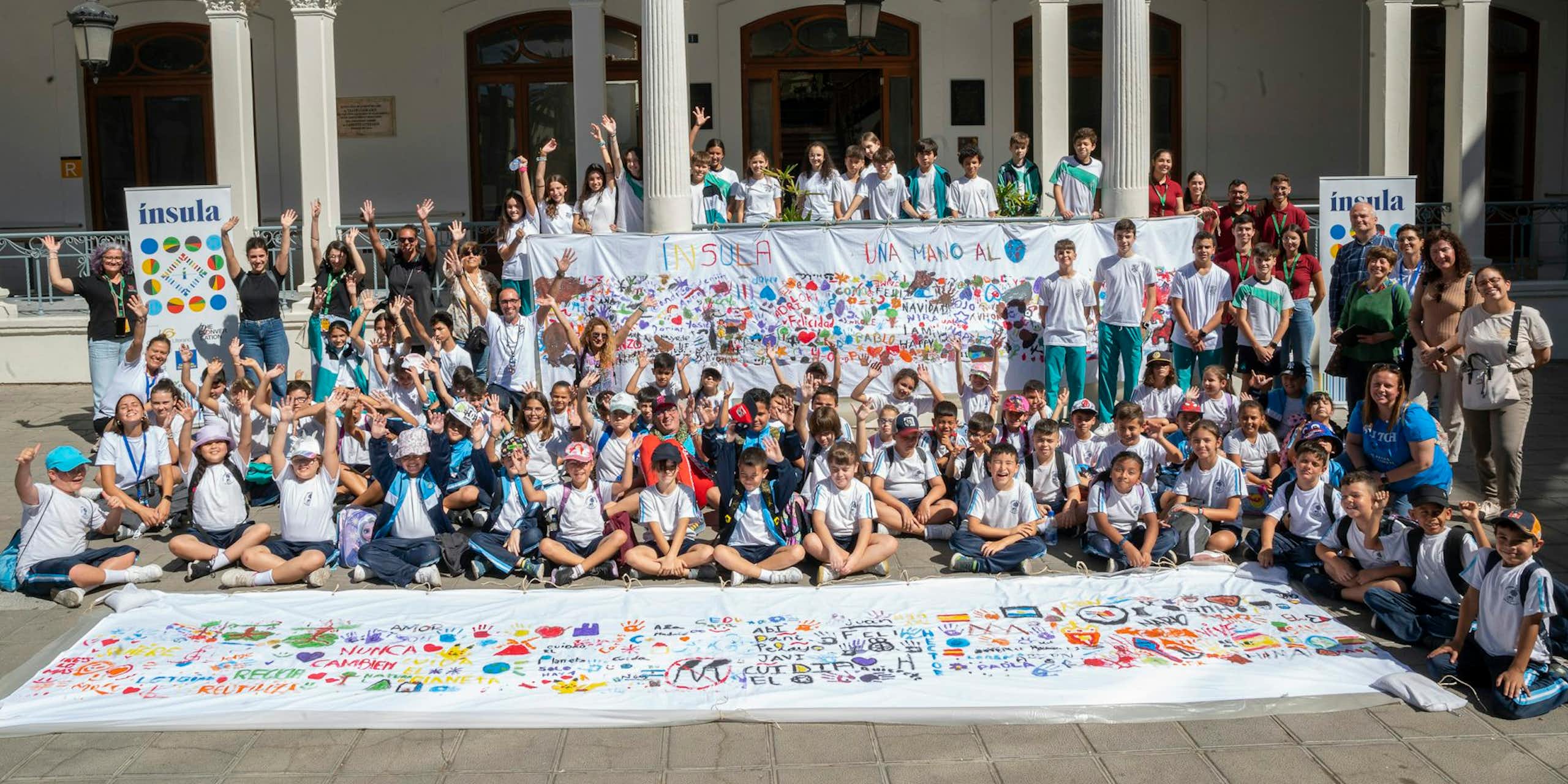 Niñas y niños de centros escolares de Gran Canaria dejaron su huella en una gran pancarta, con un lema: ‘Echemos una mano al planeta’.