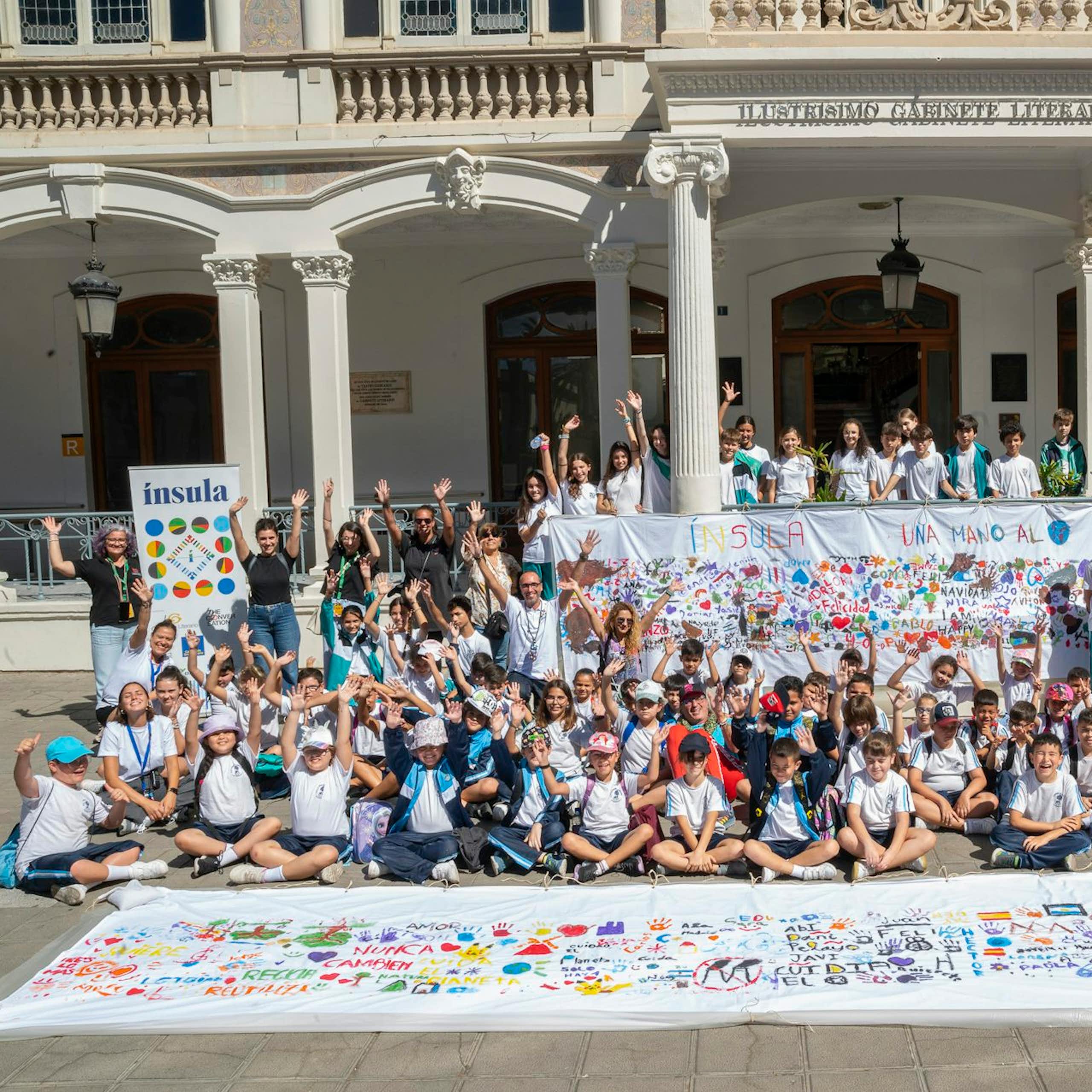 Niñas y niños de centros escolares de Gran Canaria dejaron su huella en una gran pancarta, con un lema: ‘Echemos una mano al planeta’.