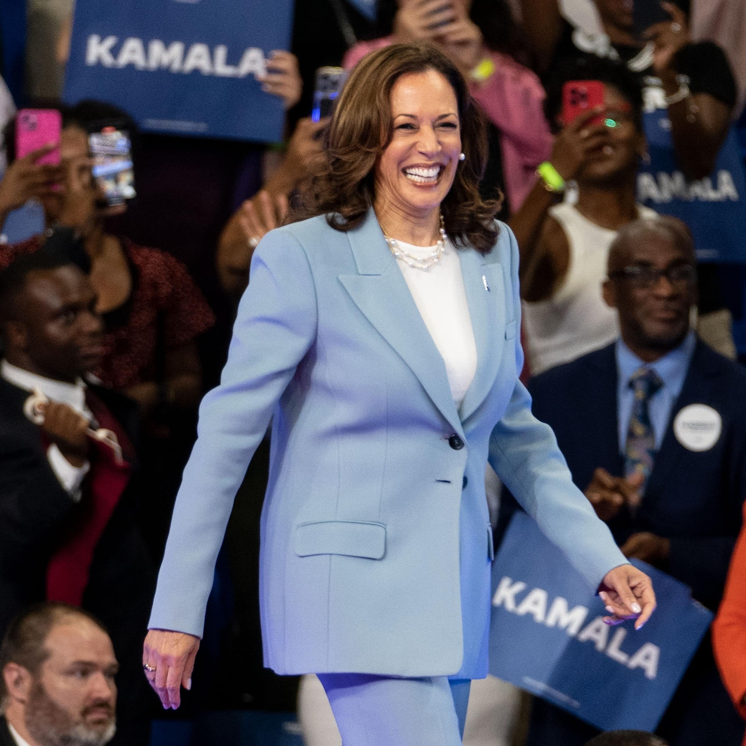 Cuando la ropa es el mensaje: de las deportivas de Kamala Harris al escote de Angela Merkel