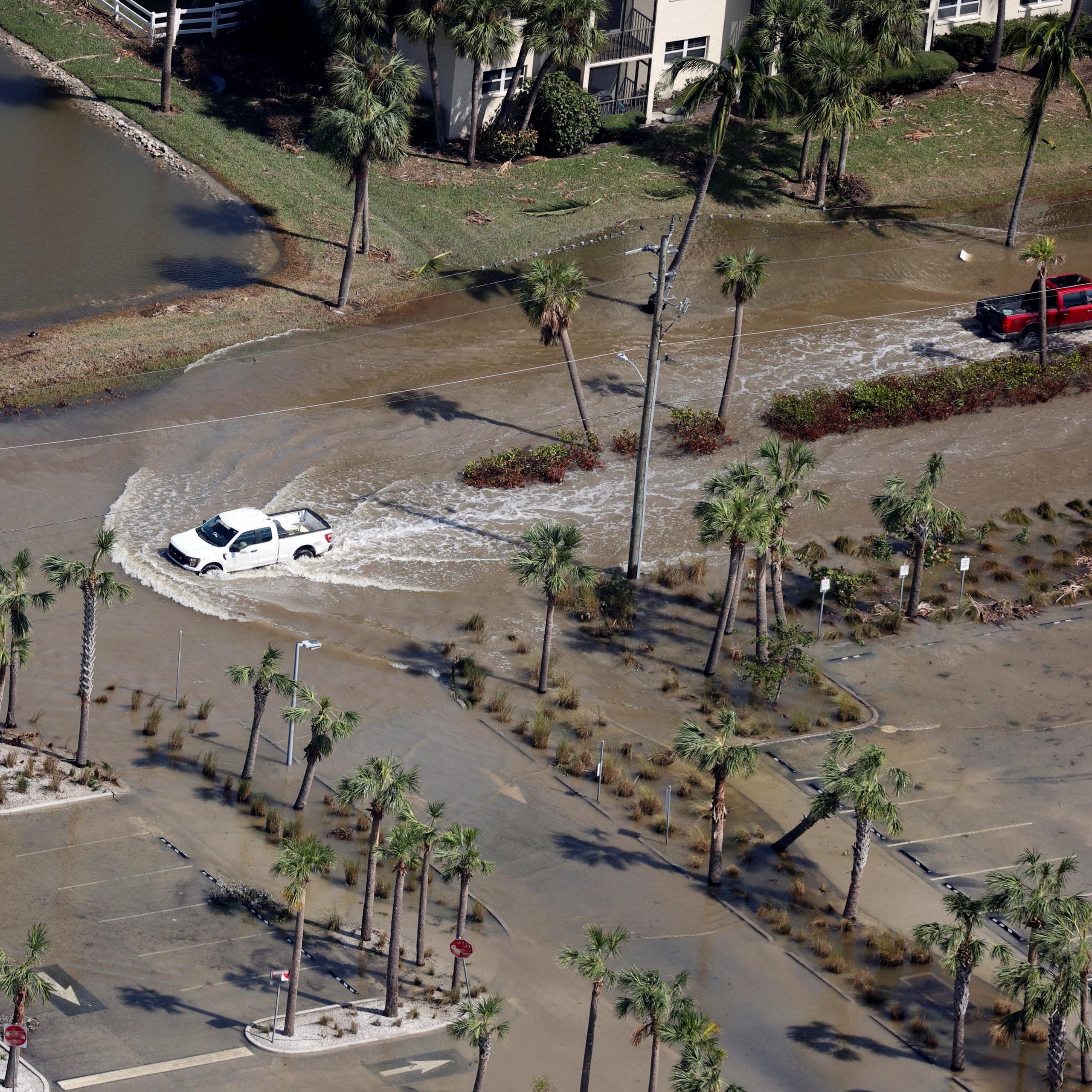 Una vista aérea de un automóvil que conduce a través de una calle inundada