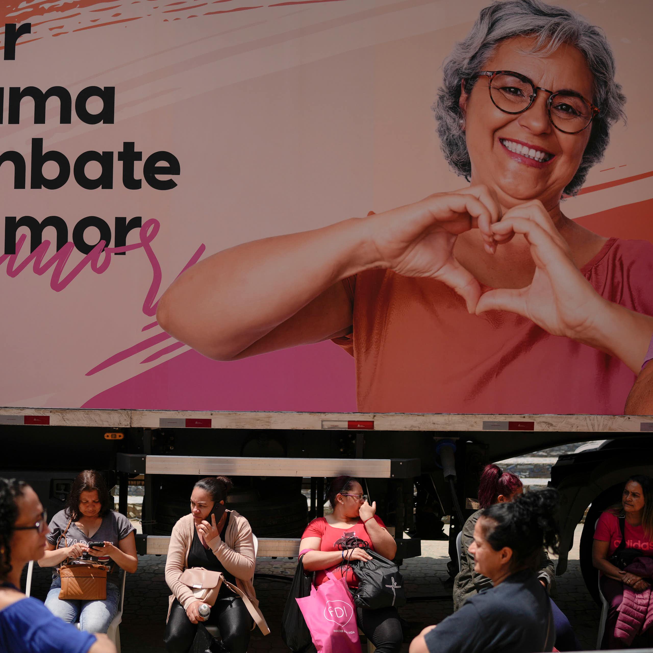 Outubro Rosa: Mulheres com alto risco de câncer de mama ainda enfrentam longas filas de espera