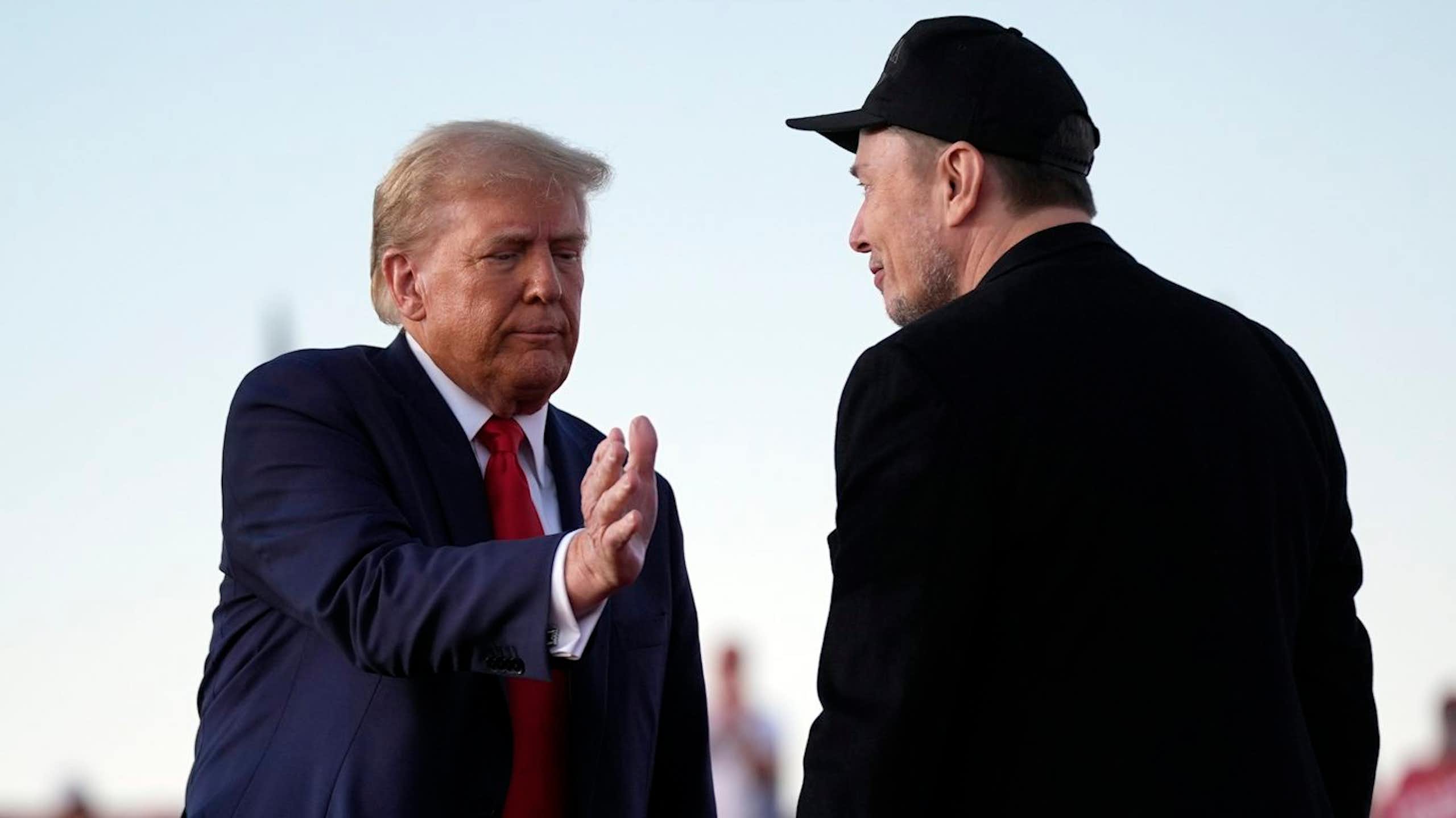 De Twitter à X : Comment Elon Musk façonne la conversation politique américaine