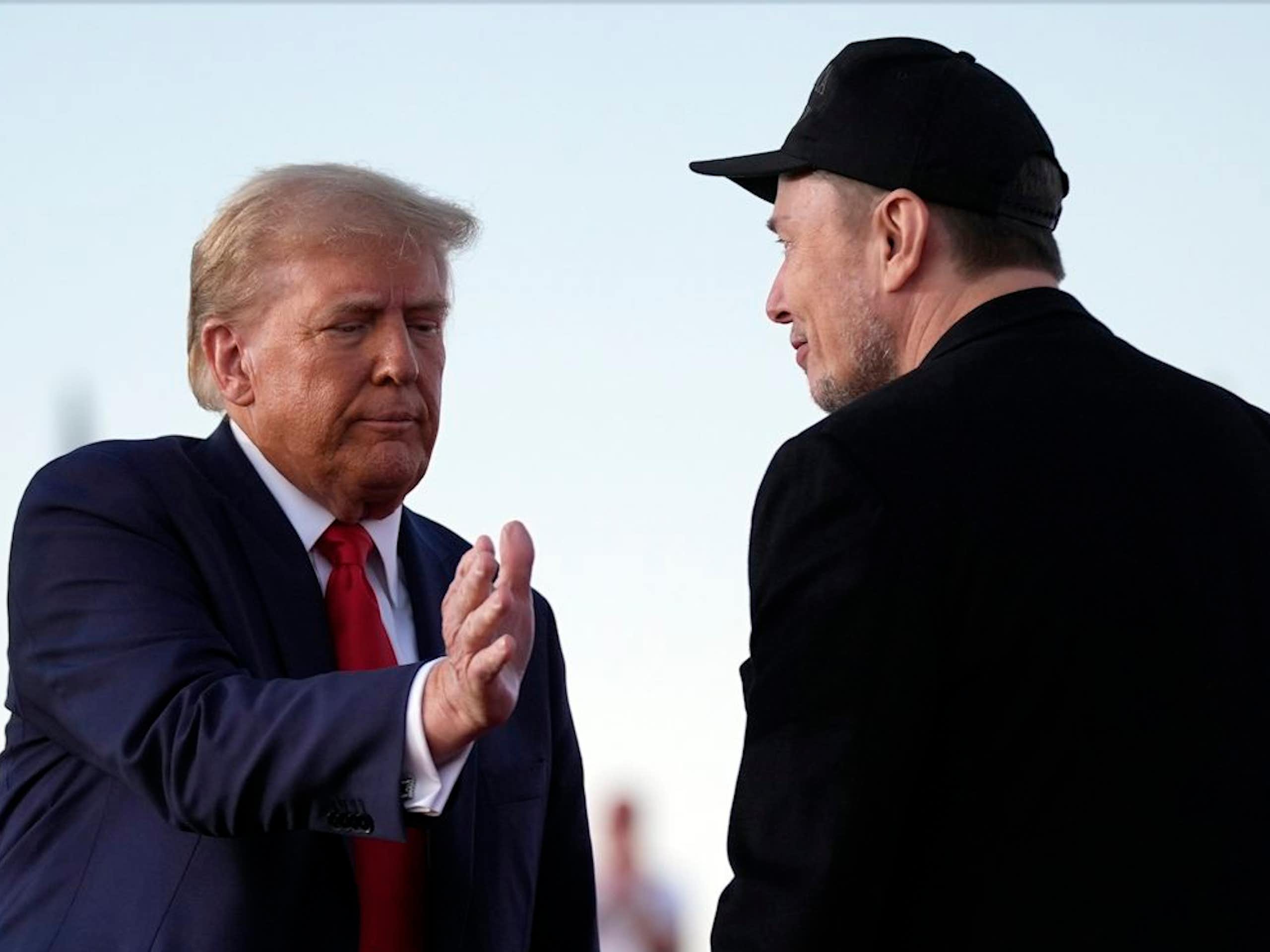 De Twitter à X : Comment Elon Musk façonne la conversation politique américaine