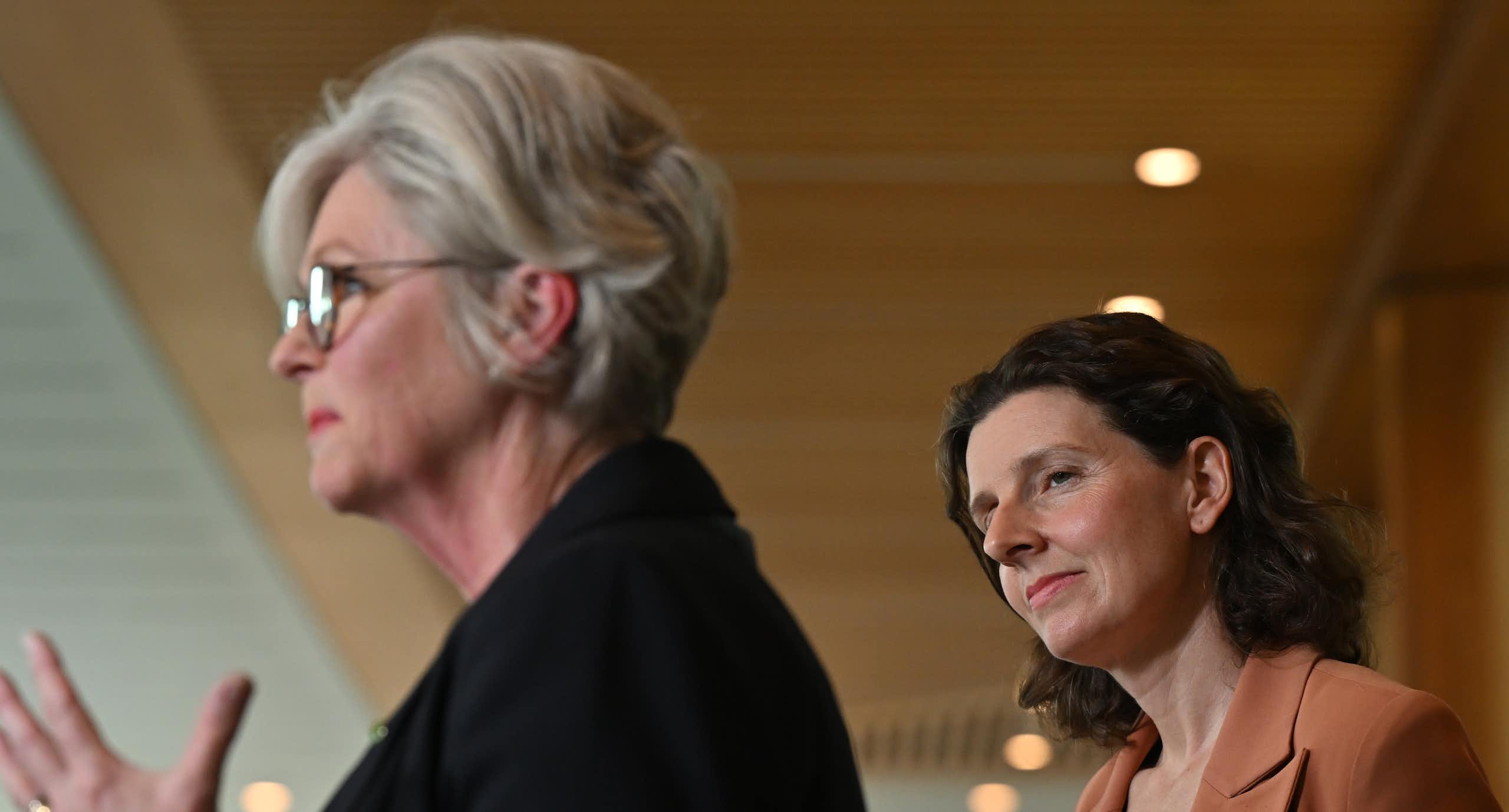 Crossbenchers cancel their membership of airlines’ elite lounges