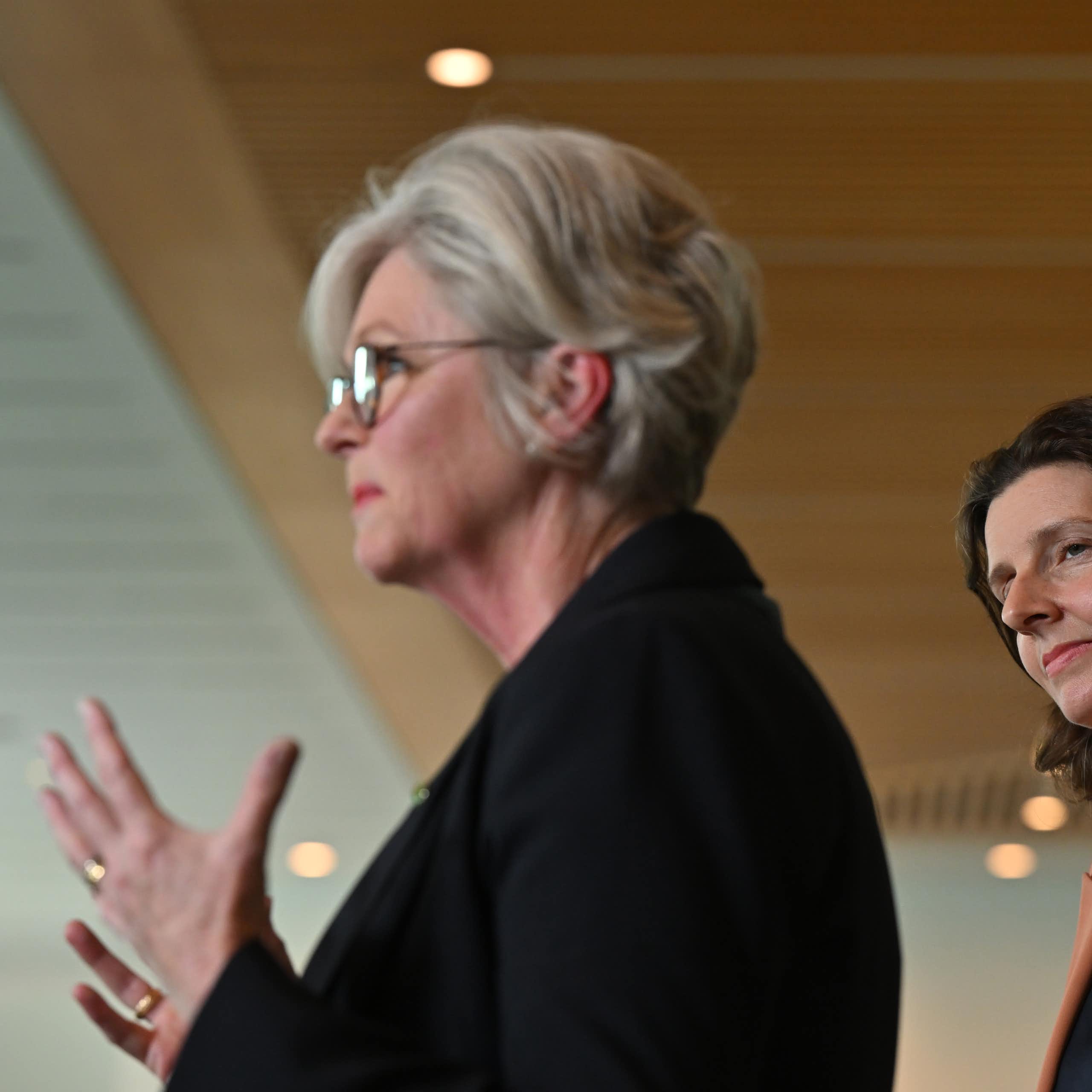 Crossbenchers cancel their membership of airlines’ elite lounges