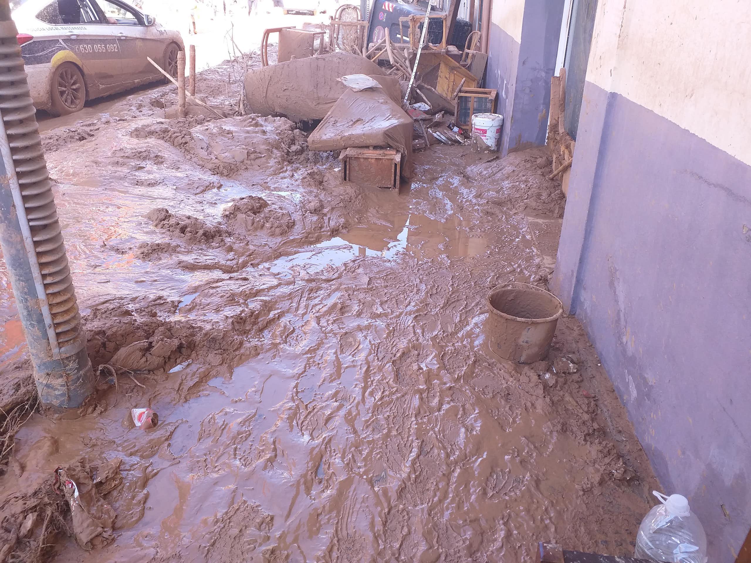 Una acera cubierta de barro marrón.